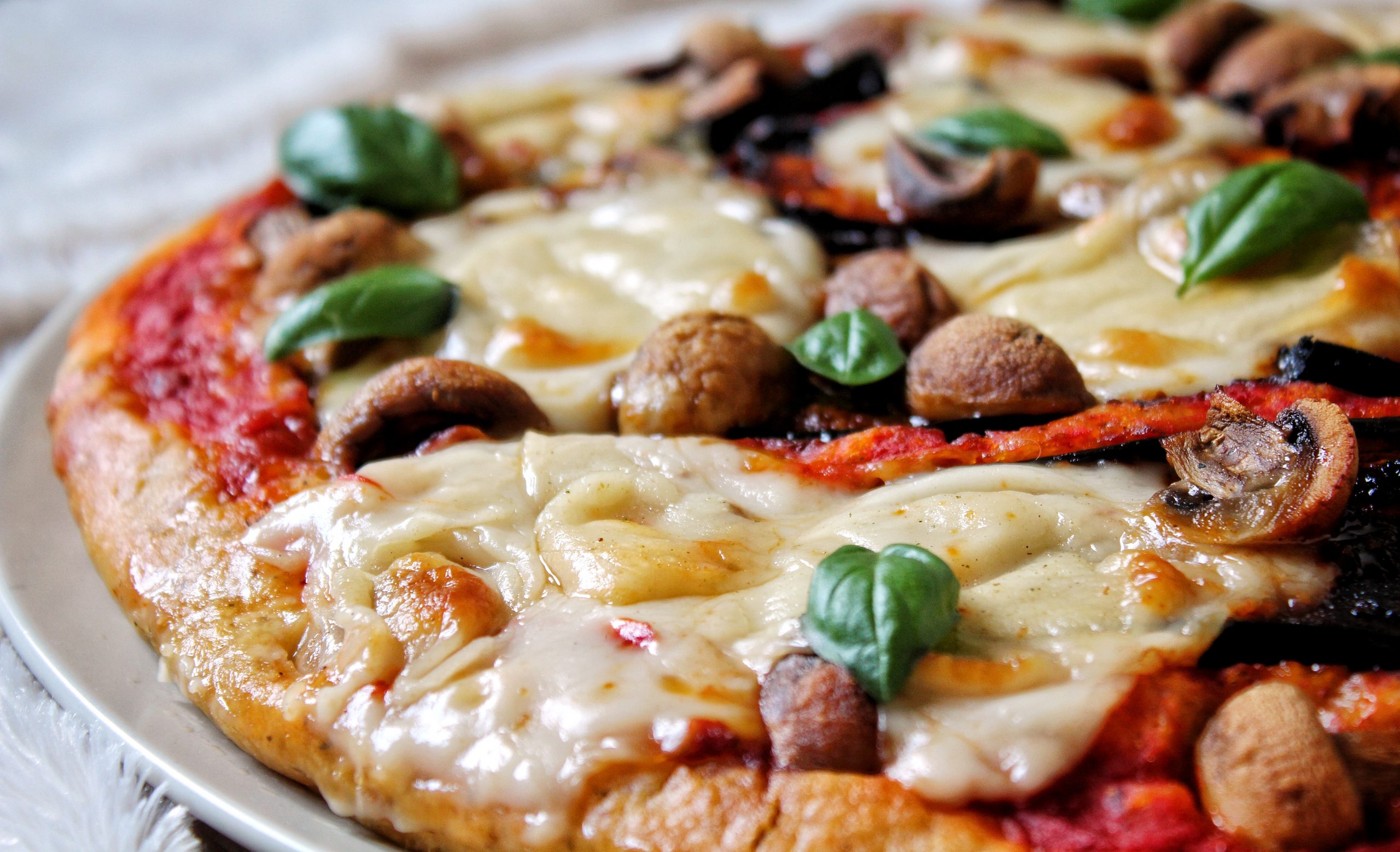 Pizza champignons, aubergines grillées &amp; mozzarella (vegan, sans gluten ...