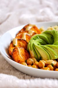 Buddha Bowl patate douce avocat quinoa pois chiches tomate shiro miso sans gluten sans lactose vegan végétarien