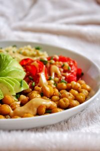 Buddha Bowl patate douce avocat quinoa pois chiches tomate shiro miso sans gluten sans lactose vegan végétarien