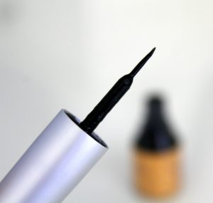 Eye-liner noir Couleur Caramel marque maquillage vegan naturel bio