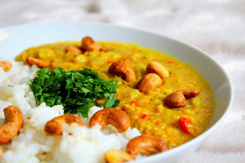 Curry lentilles corail légumes lait coco noix cajou rôties vegan sans gluten sans lactose végétarien