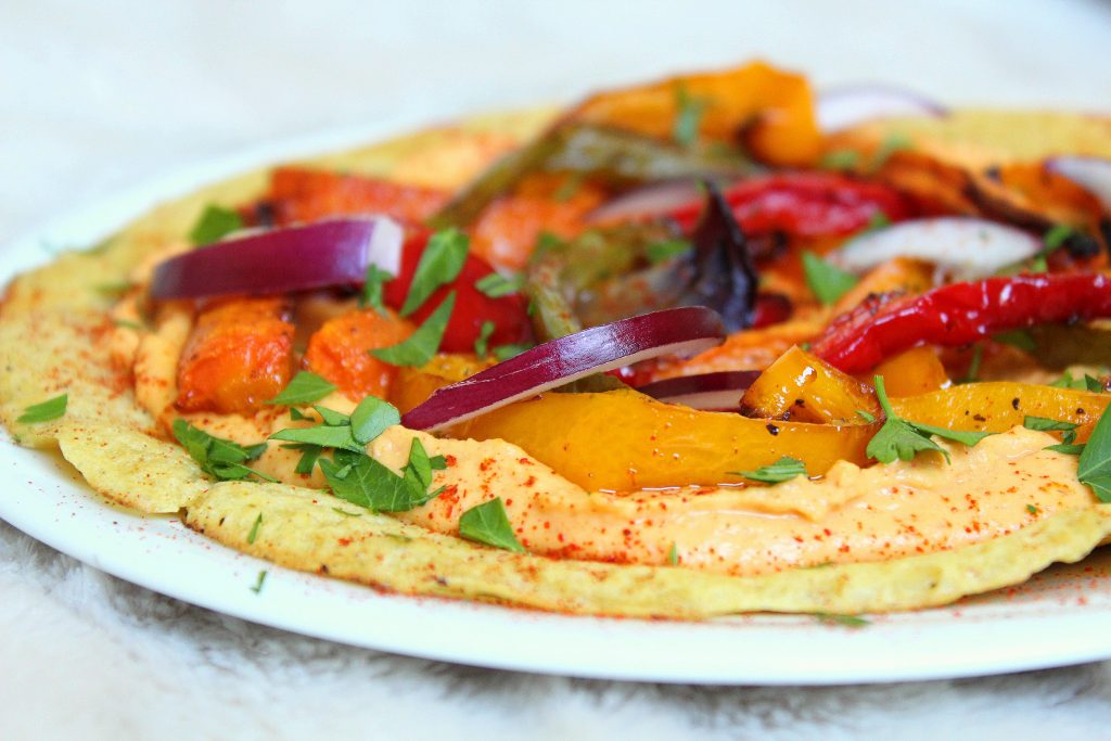Galette salée, houmous carottes, légumes rôtis, vegan, végétarien, sans gluten, sans lactose