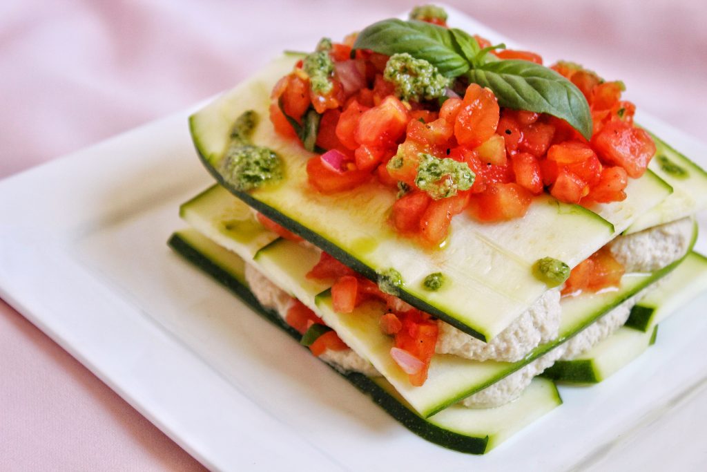 Lasagnes crues courgette, crème cajou, concassé tomate, pesto basilic, vegan, sans gluten, végétarien, cru, sans lactose