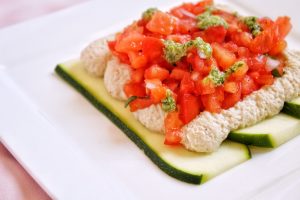 Lasagnes crues courgette, crème cajou, concassé tomate, pesto basilic, vegan, sans gluten, végétarien, cru, sans lactose