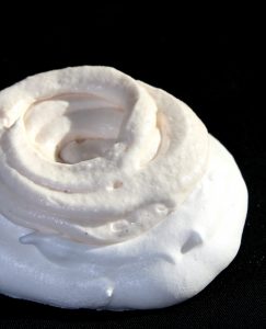 Meringue crème fouettée chantilly vegan sans gluten sans lactose jus pois chiche aquafaba