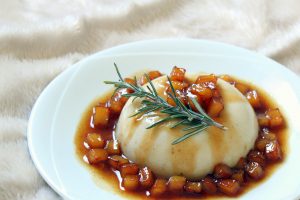 Panna Cotta vanille, pommes caramélisées au romarin, recette vegan sans lactose sans gluten