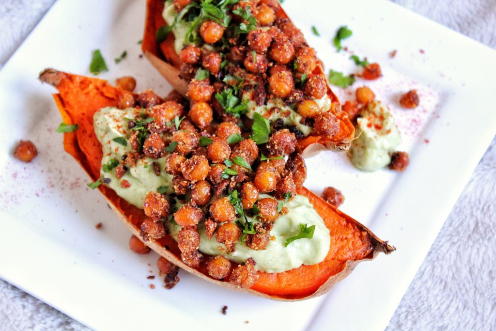 Patate douce cuite au four, mayonnaise d'avocat, pois chiches rôtis aux épices, vegan, végétarien, sans gluten, sans lactose