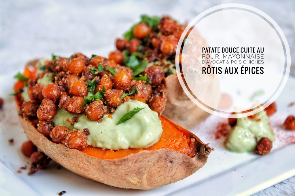 Patate douce cuite au four, mayonnaise d'avocat, pois chiches rôtis aux épices, vegan, végétarien, sans gluten, sans lactose