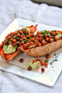 Patate douce cuite au four, mayonnaise d'avocat, pois chiches rôtis aux épices, vegan, végétarien, sans gluten, sans lactose
