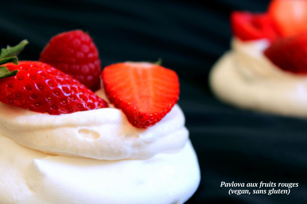 Pavlova fraise framboise meringue crème fouettée vegan sans gluten sans lactose jus pois chiche aquafaba végétarien