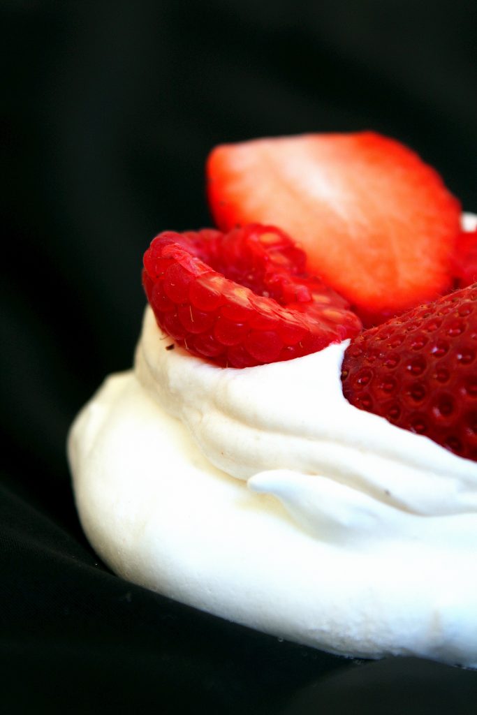 Pavlova fraise framboise meringue crème fouettée vegan sans gluten sans lactose jus pois chiche aquafaba végétarien