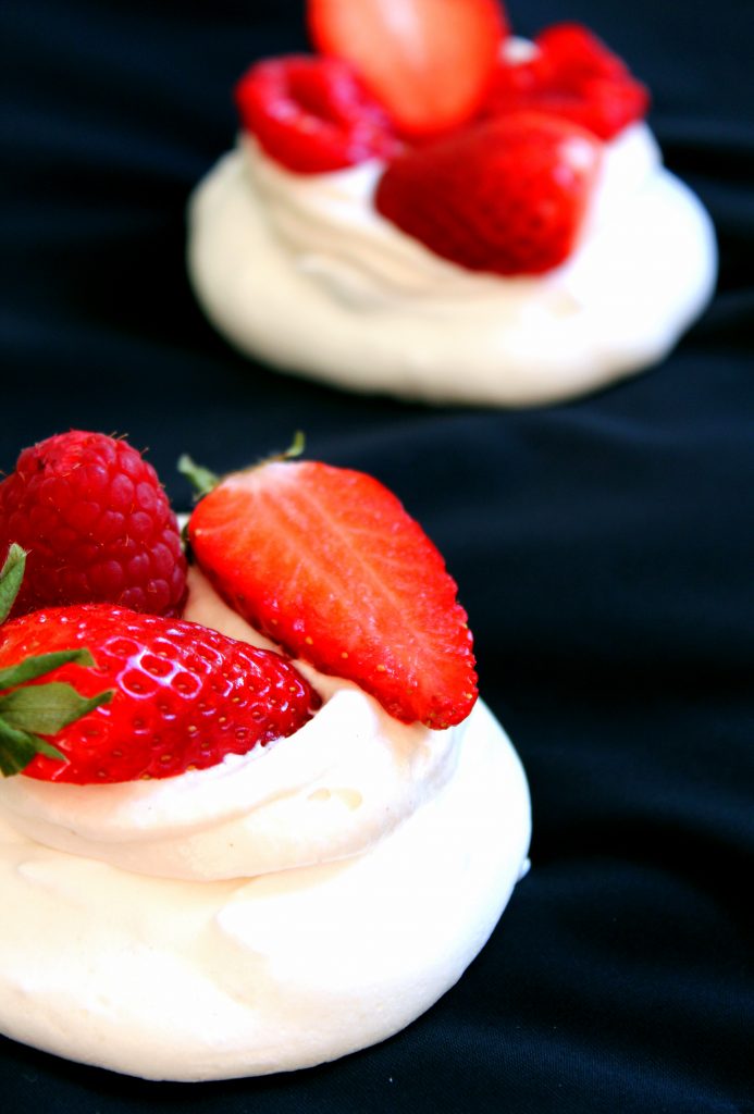 Pavlova fraise framboise meringue crème fouettée vegan sans gluten sans lactose jus pois chiche aquafaba végétarien