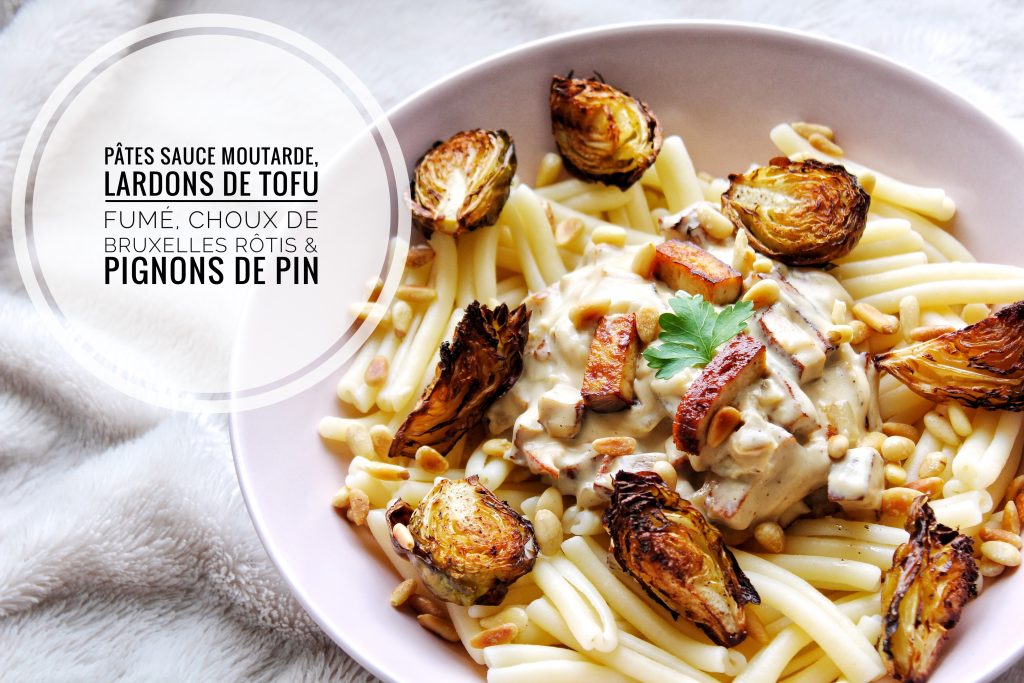 Pâtes sauce moutarde, lardons de tofu fumé, choux de Bruxelles rôtis et pignons de pin, vegan, sans gluten, sans lactose, végétarien