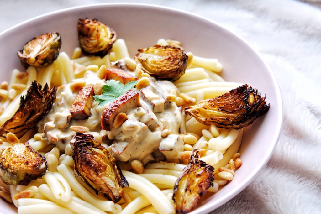 Pâtes sauce moutarde, lardons de tofu fumé, choux de Bruxelles rôtis et pignons de pin, vegan, sans gluten, sans lactose, végétarien