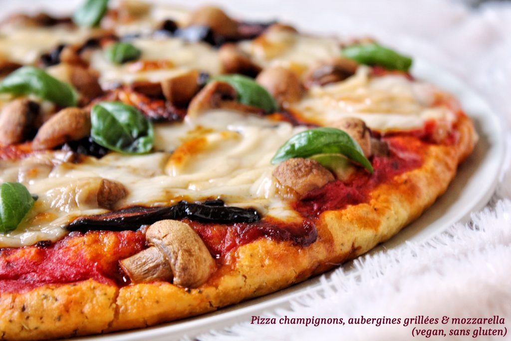 Pizza champignons aubergines grillées mozzarella vegan sans gluten sans lactose sans soja sans œufs végétarien 