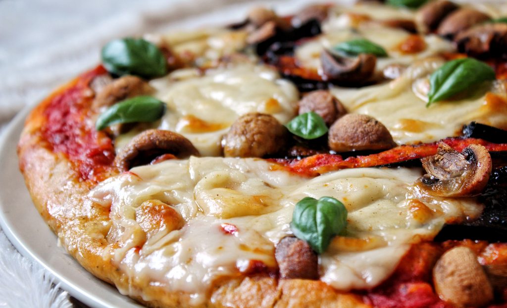 Pizza champignons aubergines grillées mozzarella vegan sans gluten sans lactose sans soja sans œufs végétarien 