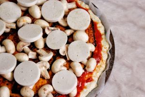 Pizza champignons aubergines grillées mozzarella vegan sans gluten sans lactose sans soja sans œufs végétarien 
