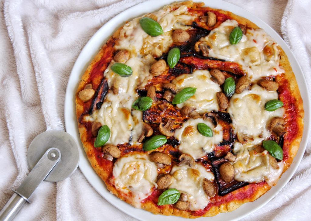 Pizza champignons aubergines grillées mozzarella vegan sans gluten sans lactose sans soja sans œufs végétarien 