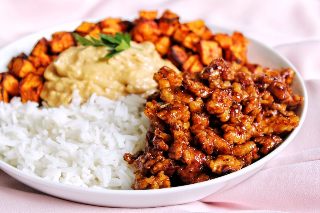 Protéines caramélisées, patate douce rôtie, sauce crémeuse cacahuète riz thaï vegan, sans gluten, sans lactose, végétarien