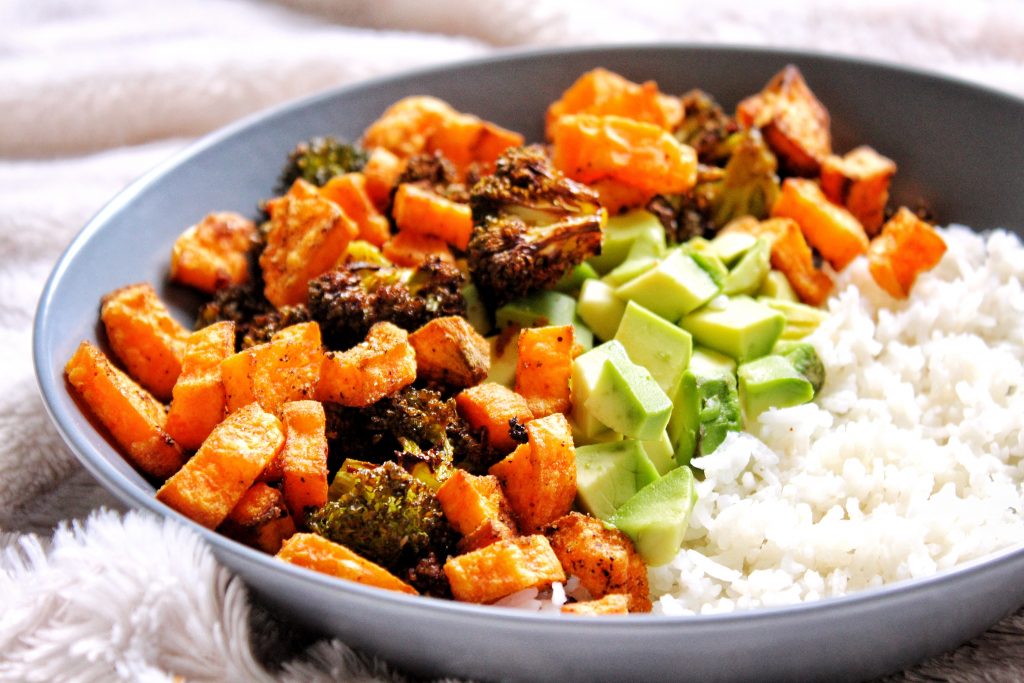 Riz patate douce brocoli rôtis avocat sauce teriyaki vegan végétarien sans gluten sans lactose sans viande