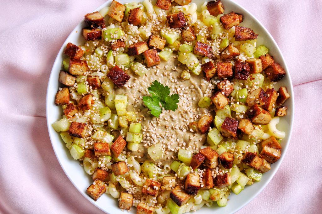 Salade de pâtes au caviar d'aubergine, courgettes rôties et tofu fumé vegan, sans gluten, sans lactose, végétarien