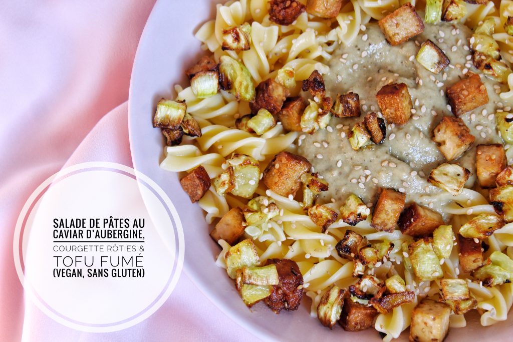 Salade de pâtes au caviar d'aubergine, courgettes rôties et tofu fumé vegan, sans gluten, sans lactose, végétarien