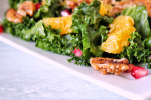 Salade Kale, grenade, orange &amp; noix, vegan, sans gluten, sans lactose