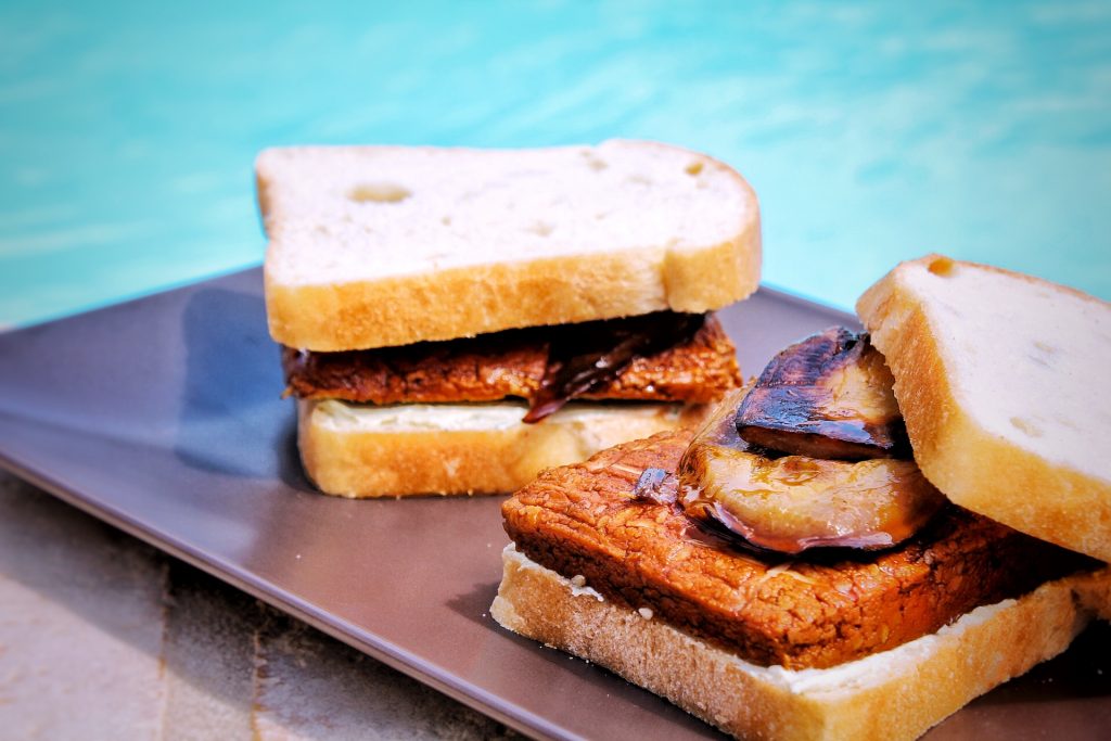 Sandwich tofu fumé aubergine sojami vegan sans gluten sans lactose bio végétarien