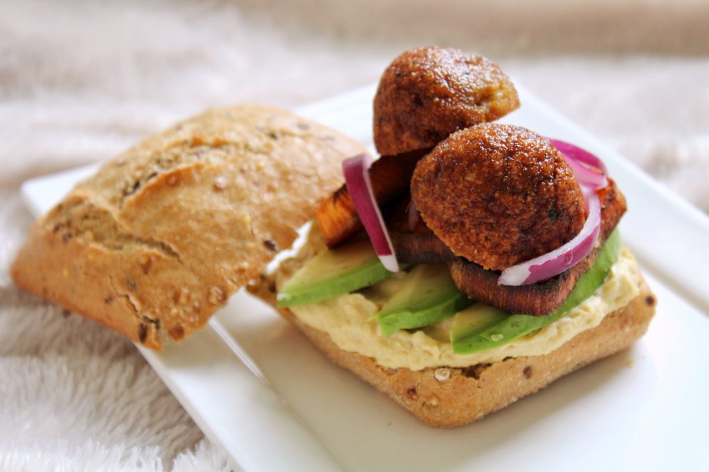 Sandwich vegan sans gluten sans œufs sans lactose libanais houmous falafel avocat oignon rouge patate douce végétarien