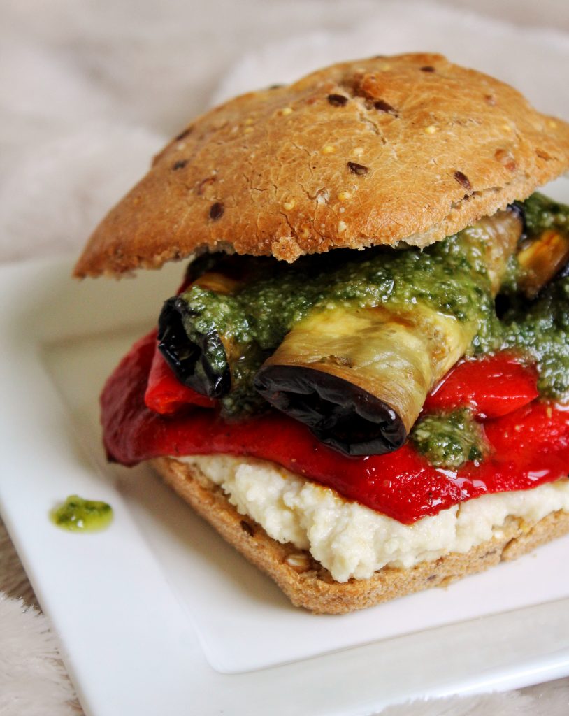 Sandwich vegan sans gluten sans œufs sans lactose méditerranéen poivron aubergine pesto fromage d'amande végétarien