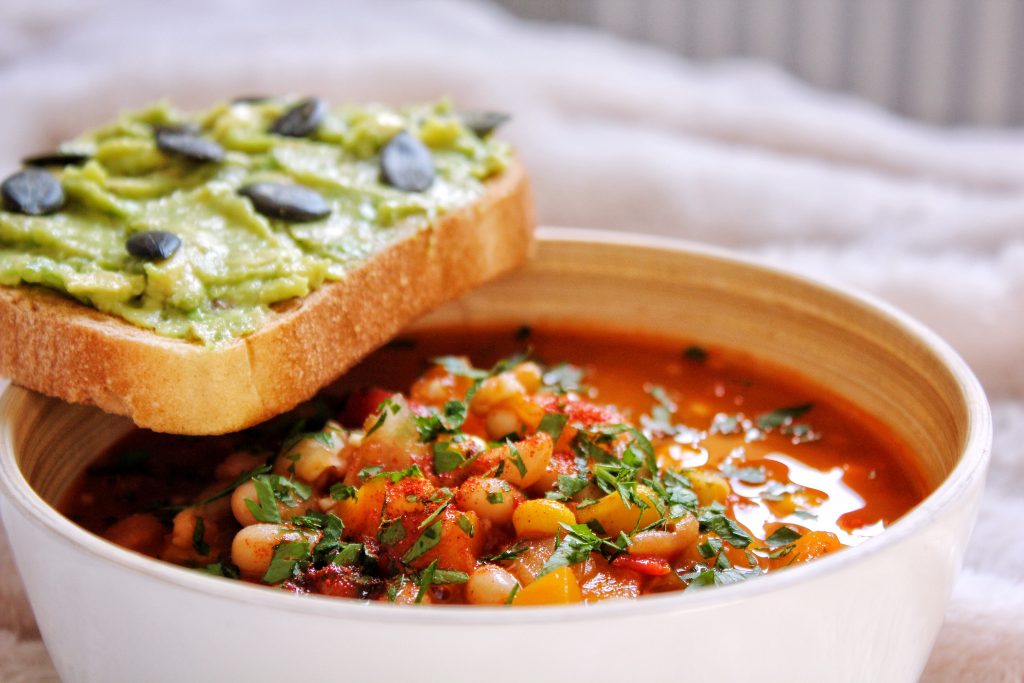 Soupe épicée en morceaux tomate maïs haricots blancs vegan sans gluten sans lactose végétarien