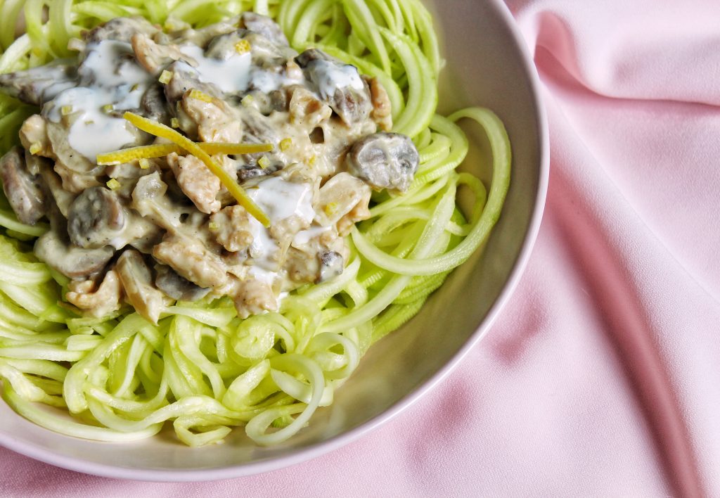 Spaghetti de courgette, protéines soja texturées, champignons, sauce crémeuse citron, vegan, sans gluten, sans lactose, végétarien