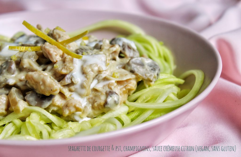 Spaghetti de courgette, protéines soja texturées, champignons, sauce crémeuse citron, vegan, sans gluten, sans lactose, végétarien