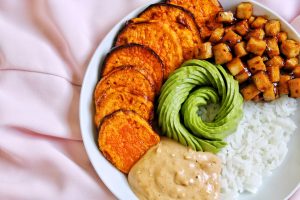 Tofu caramélisé, patate douce rôtie, sauce crémeuse cacahuète riz thaï vegan, sans gluten, sans lactose, végétarien