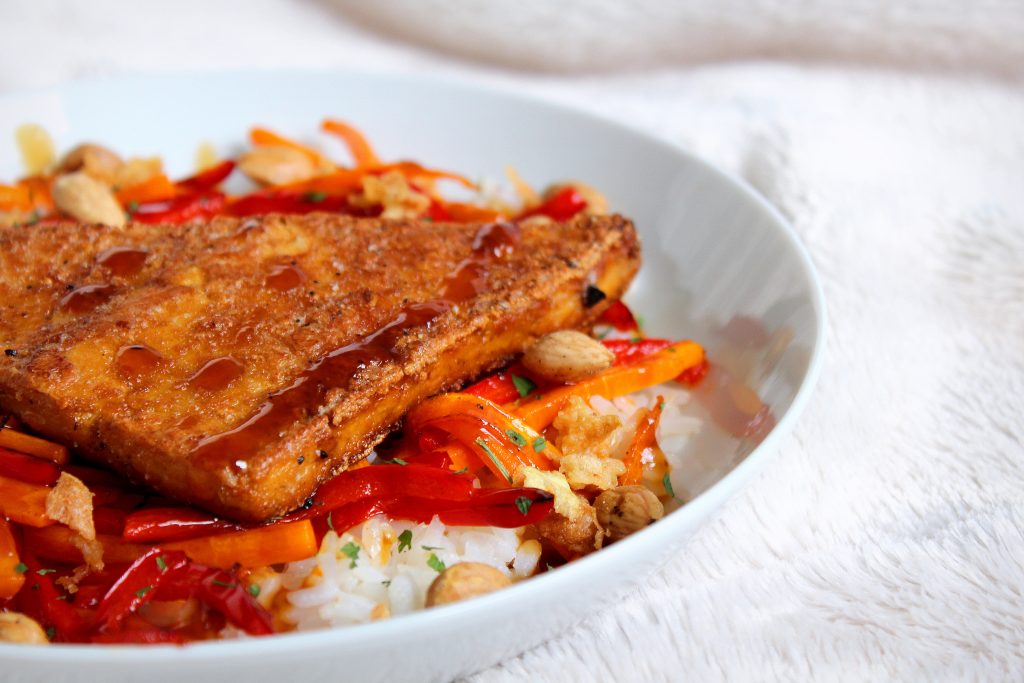 Tofu mariné croustillant légumes sautés sauce teriyaki vegan sans gluten sans lactose végétarien