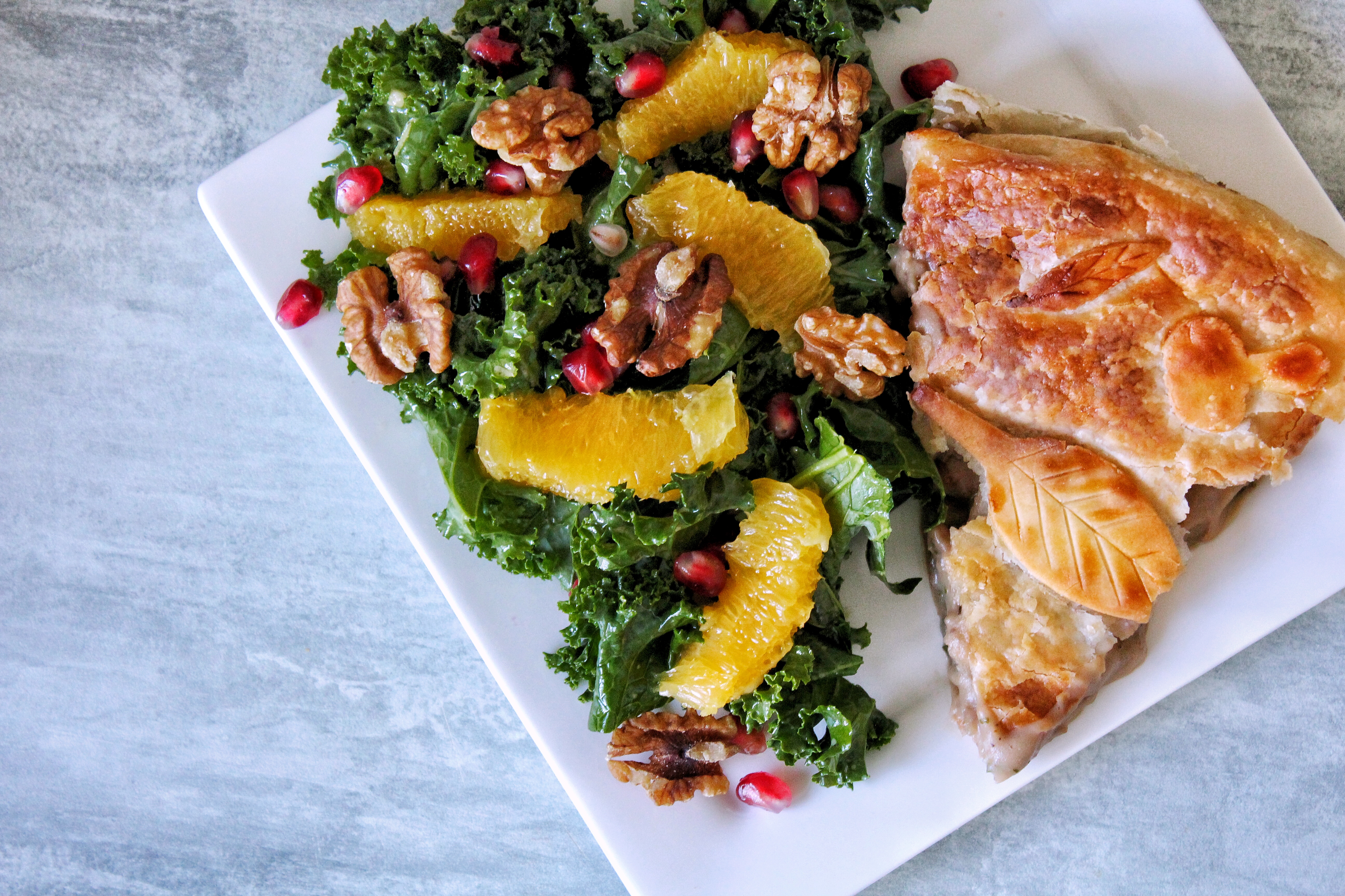 Tourte champignons &amp; châtaignes, salade Kale, grenade, orange &amp; noix, vegan, sans gluten, sans lactose