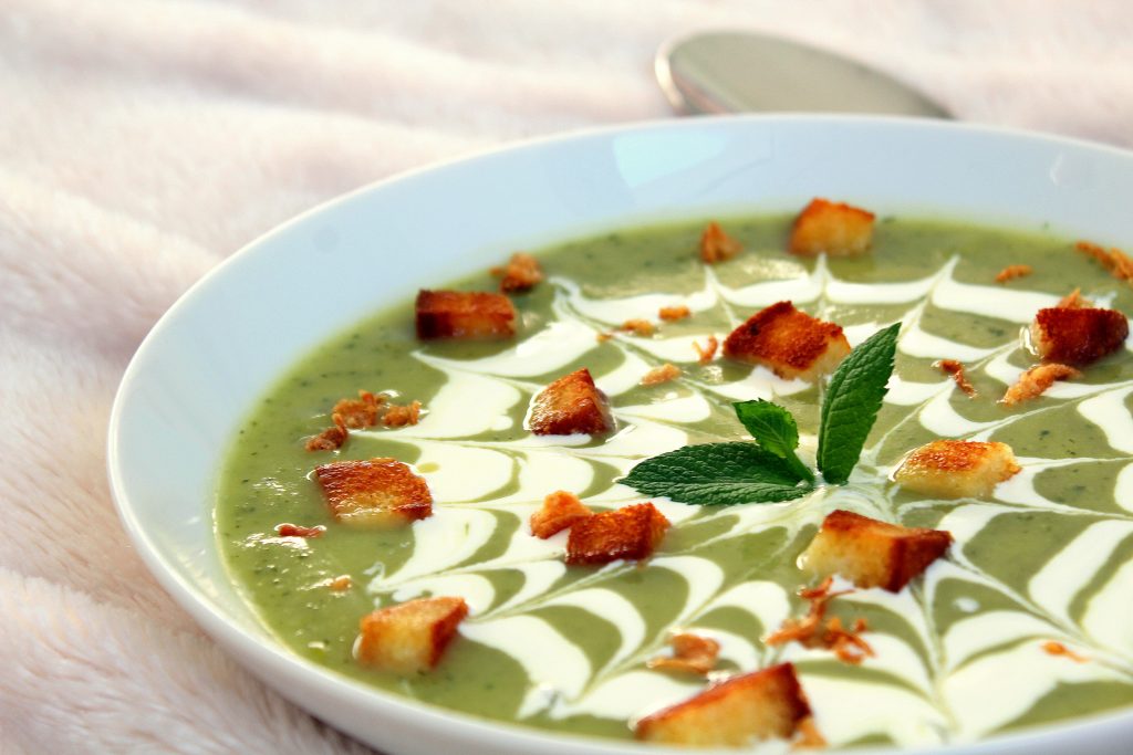 Velouté glacé courgette menthe croûtons vegan sans gluten sans lactose végétarien